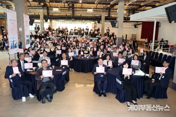 이재식 의장을 비롯한 참석자들이 ‘2026년 보건의 날 기념행사’에서 기념촬영을 하고 있다.