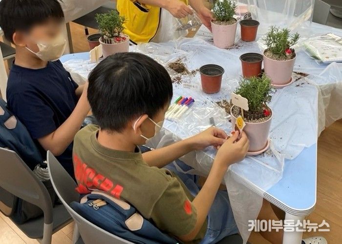 안나농원 ‘로즈마리 화분 만들기’ 초등학교 수업 진행 사진