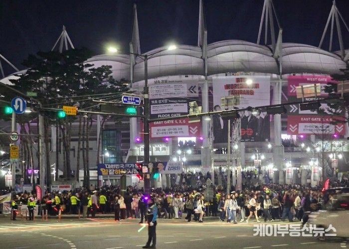 ‘BTS 월드투어 아리랑 인 고양‘ 종료 후 관객들이 순차적으로 퇴장하고 있다.