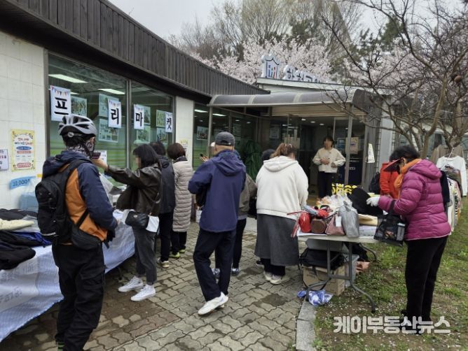 시흥시 정왕4동 함현공원 작은도서관 봉사회, '사랑의 바자회' 수익금 50만 원 기탁