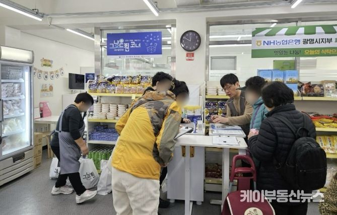 광명푸드뱅크마켓센터 내 '그냥드림' 코너에서 식료품 꾸러미를 배부하고 있다.