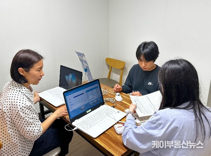 개별상담 및 검진을 받고 있는 직원